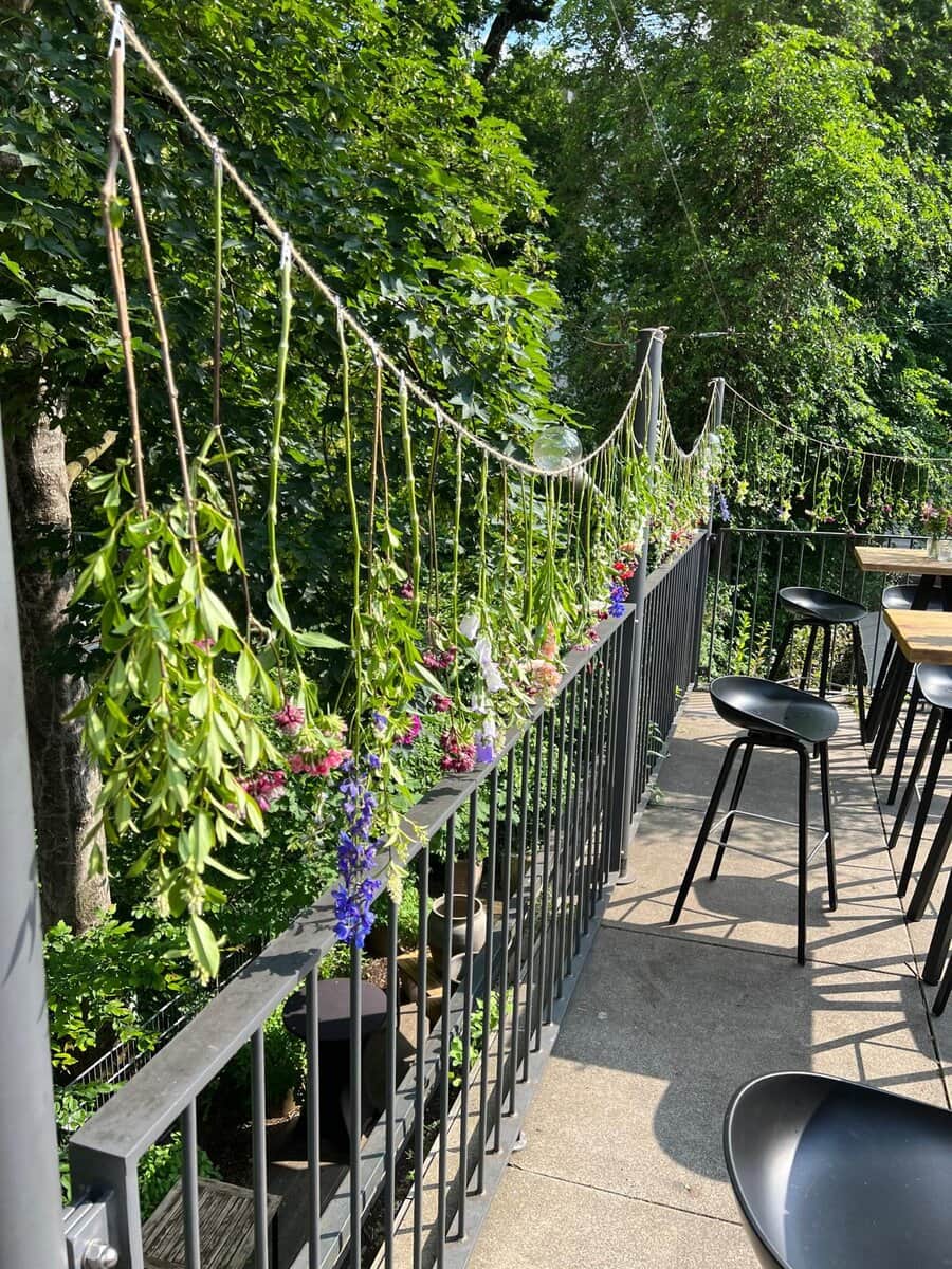 Florale Girlande mit Sommerblumen an Terrassengelaender