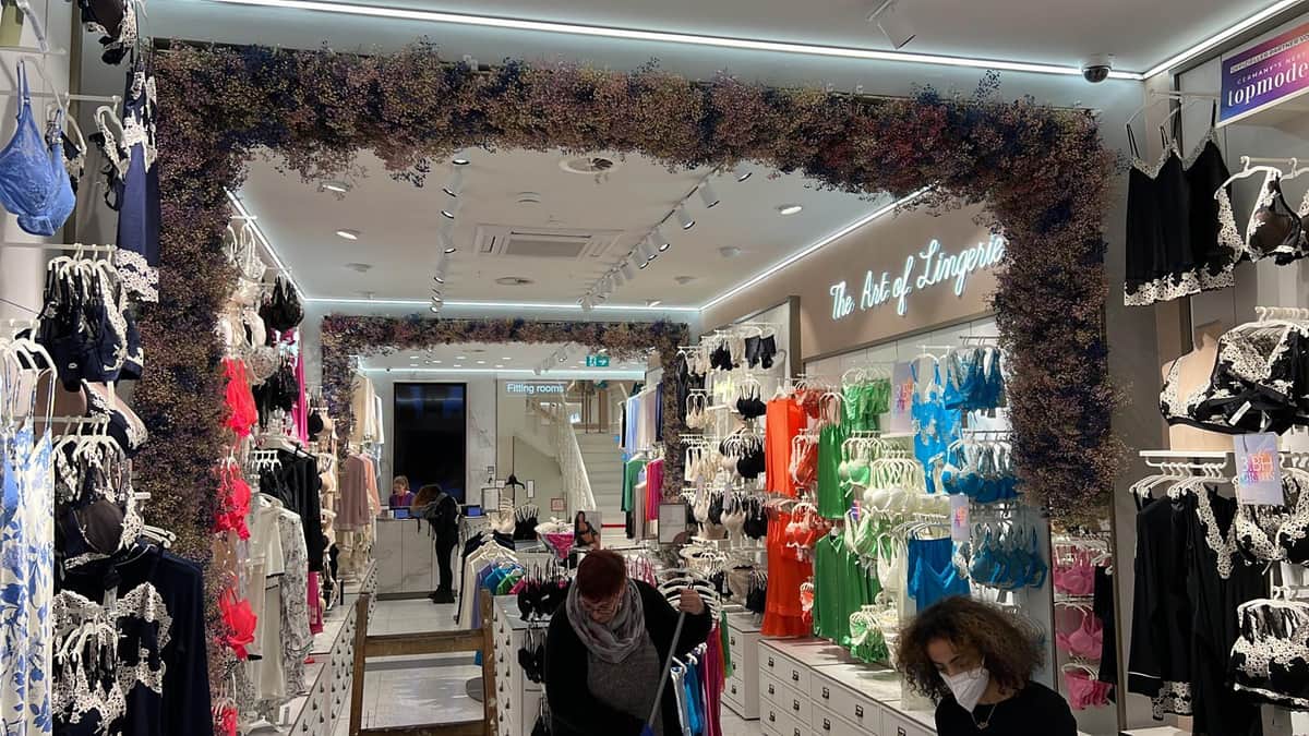 Blumen-Torbogen aus getrockneten Blueten fuer Store-Eroeffnung