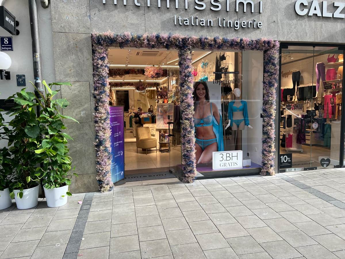 Schaufenster-Dekoration mit floralem Rahmen aus getrockneten Blueten