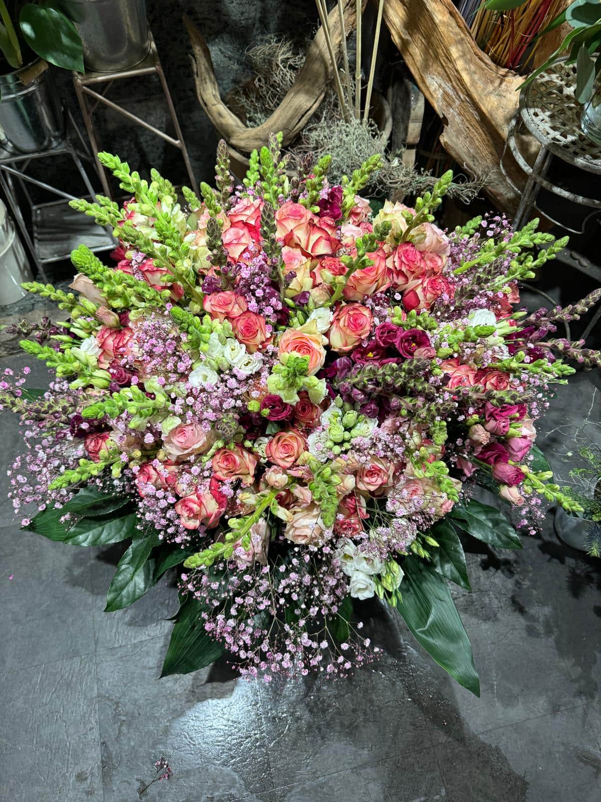 Ueppiger Blumenstrauss in Rosa, Lila und Gruen mit Rosen und Schleierkraut