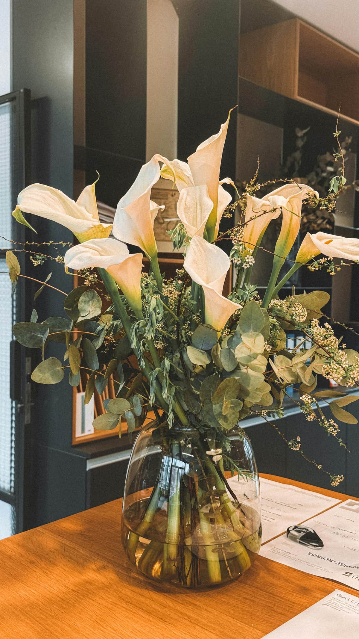Blumenarrangement für Empfangsbereich