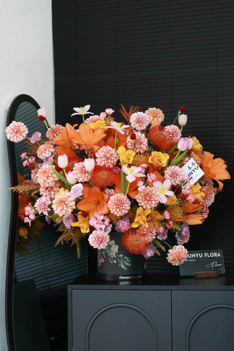 Eukalyptus und Rosen auf dem Konferenztisch