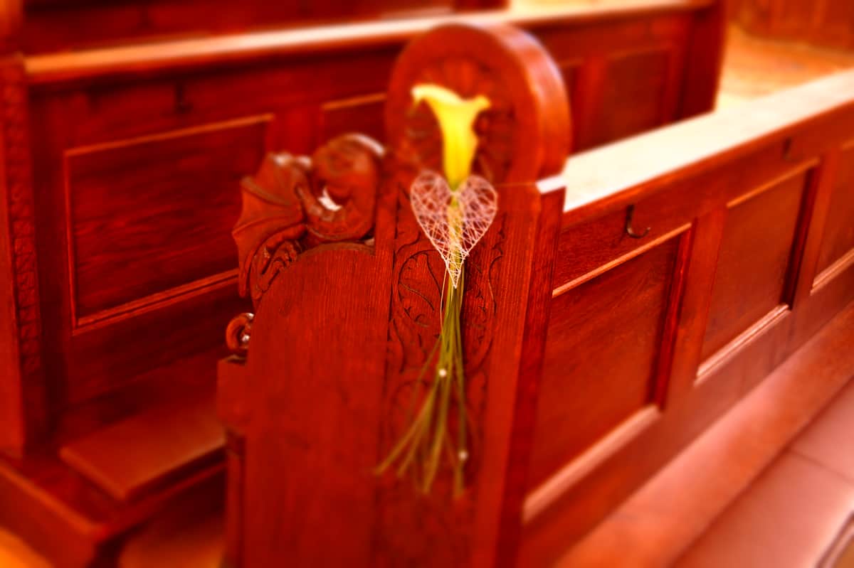 Kirchenbankschmuck mit Calla und Herz
