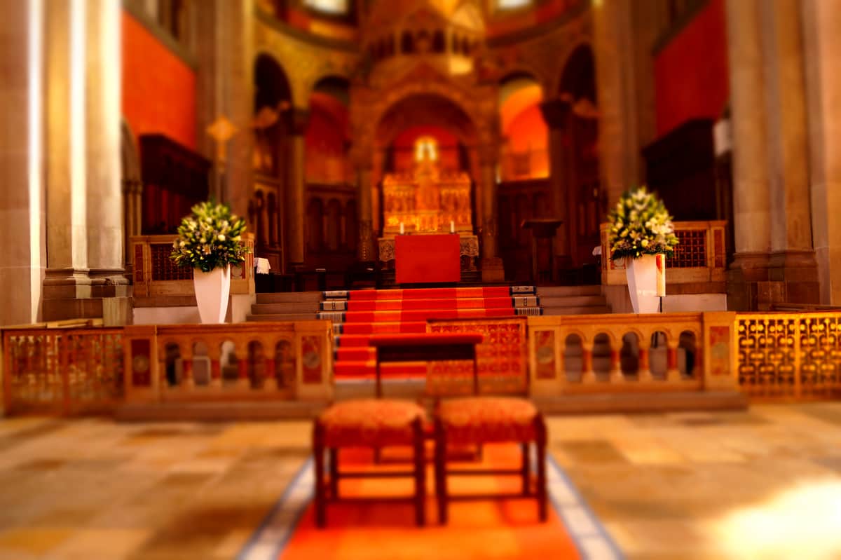 Kirchendekoration mit Blumenarrangements am Altar