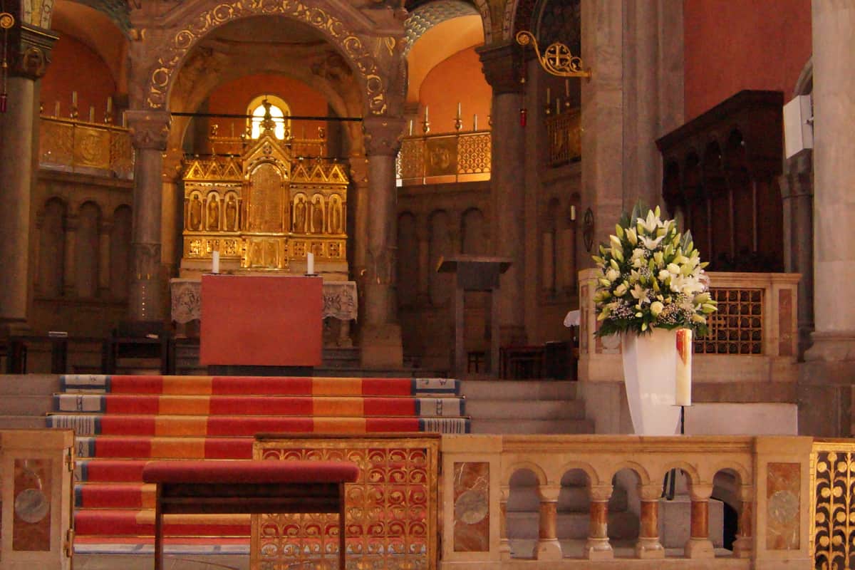 Altarschmuck mit weißen Lilien in der Kirche