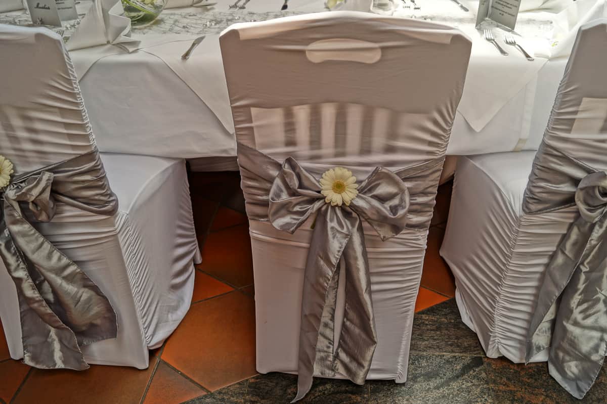 Stuhlhussen mit Schleifen und Blumen