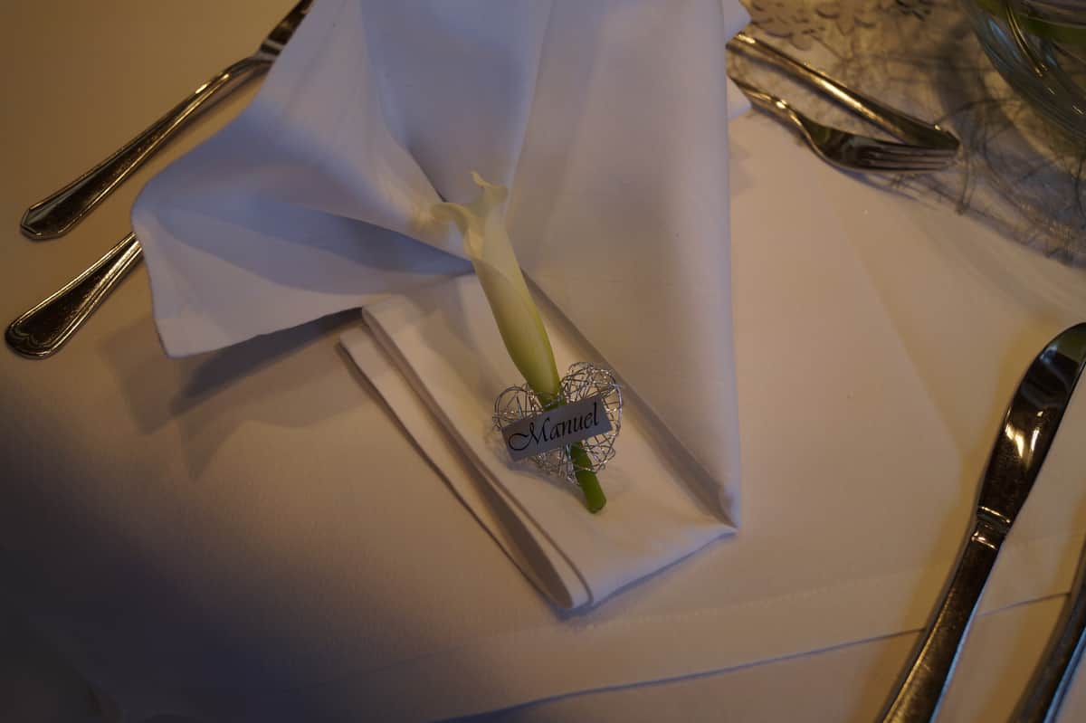 Platzkarte mit Calla und Drahtherz
