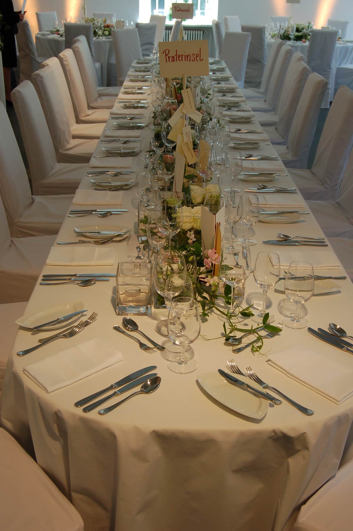 Festlich gedeckte Hochzeitstafel mit Blumengestecken