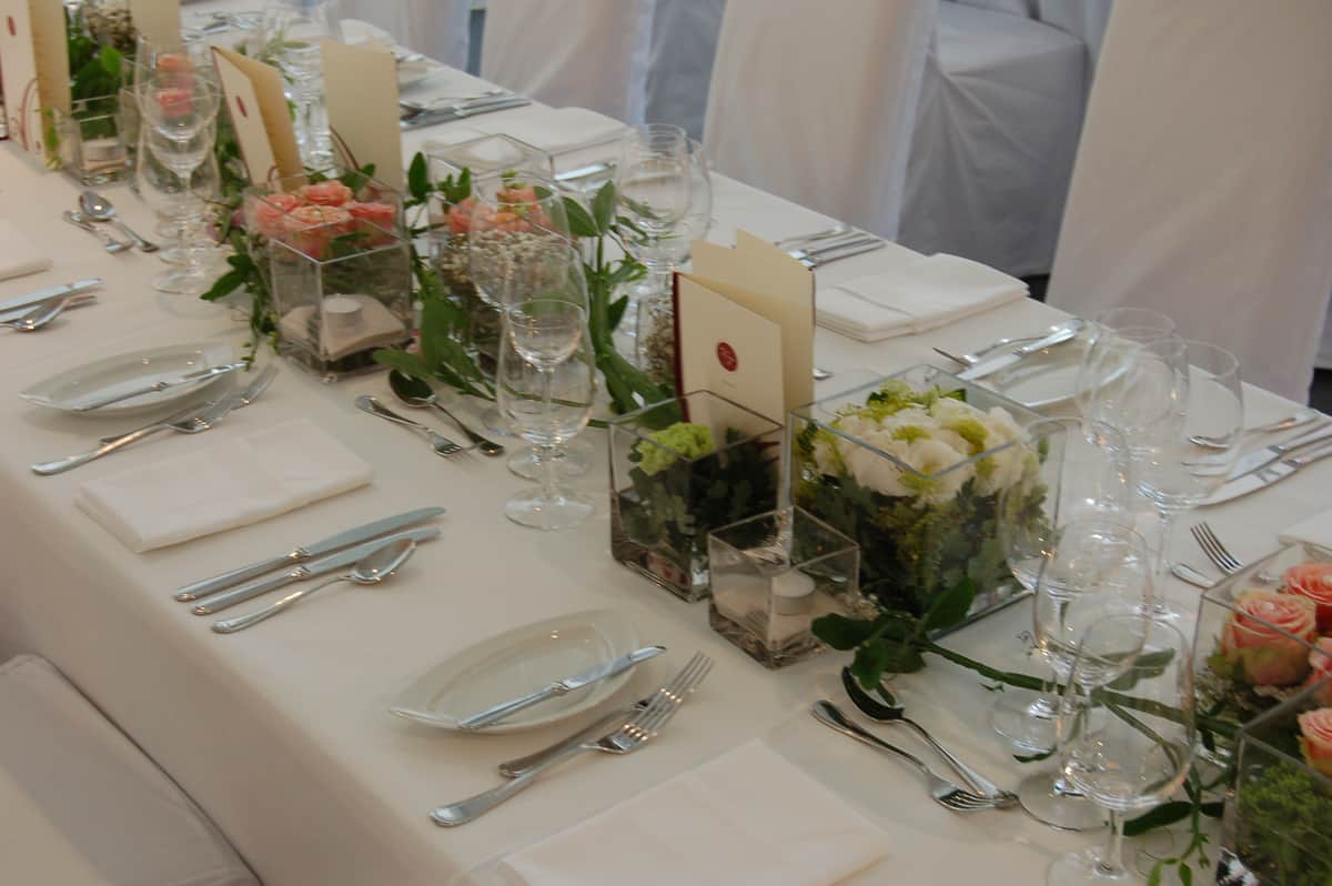 Tischdekoration mit Rosen in Glasvasen
