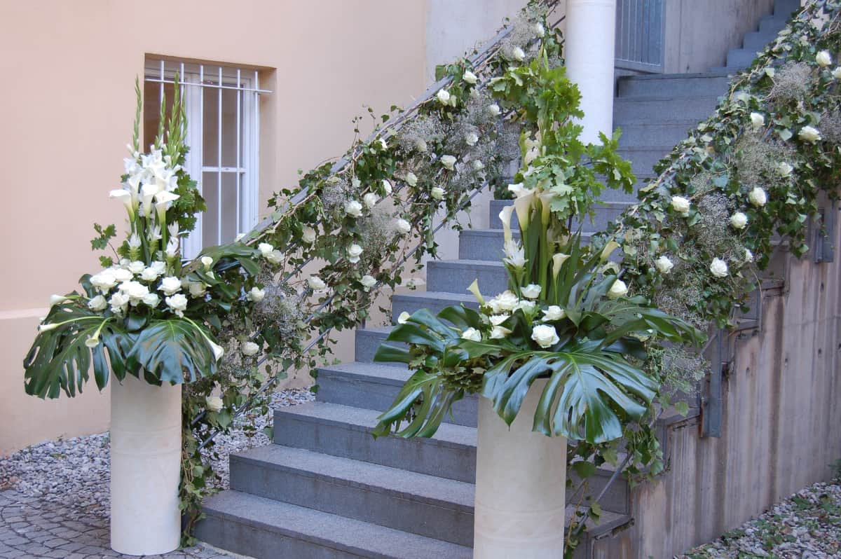 Treppendekoration mit weißen Rosen und Gladiolen