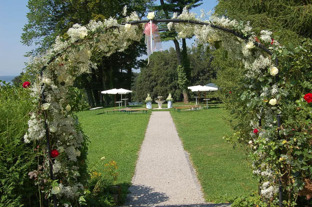 Blumenbogen mit weißen Rosen für freie Trauung