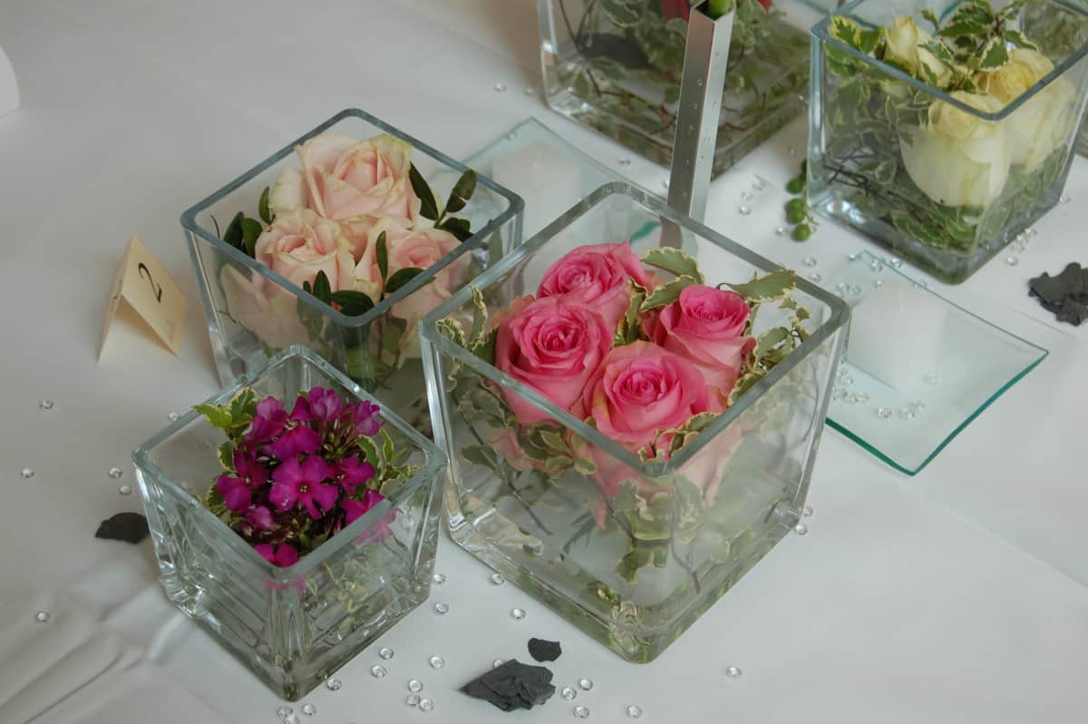 Tischdeko mit Rosen in Glaswürfeln