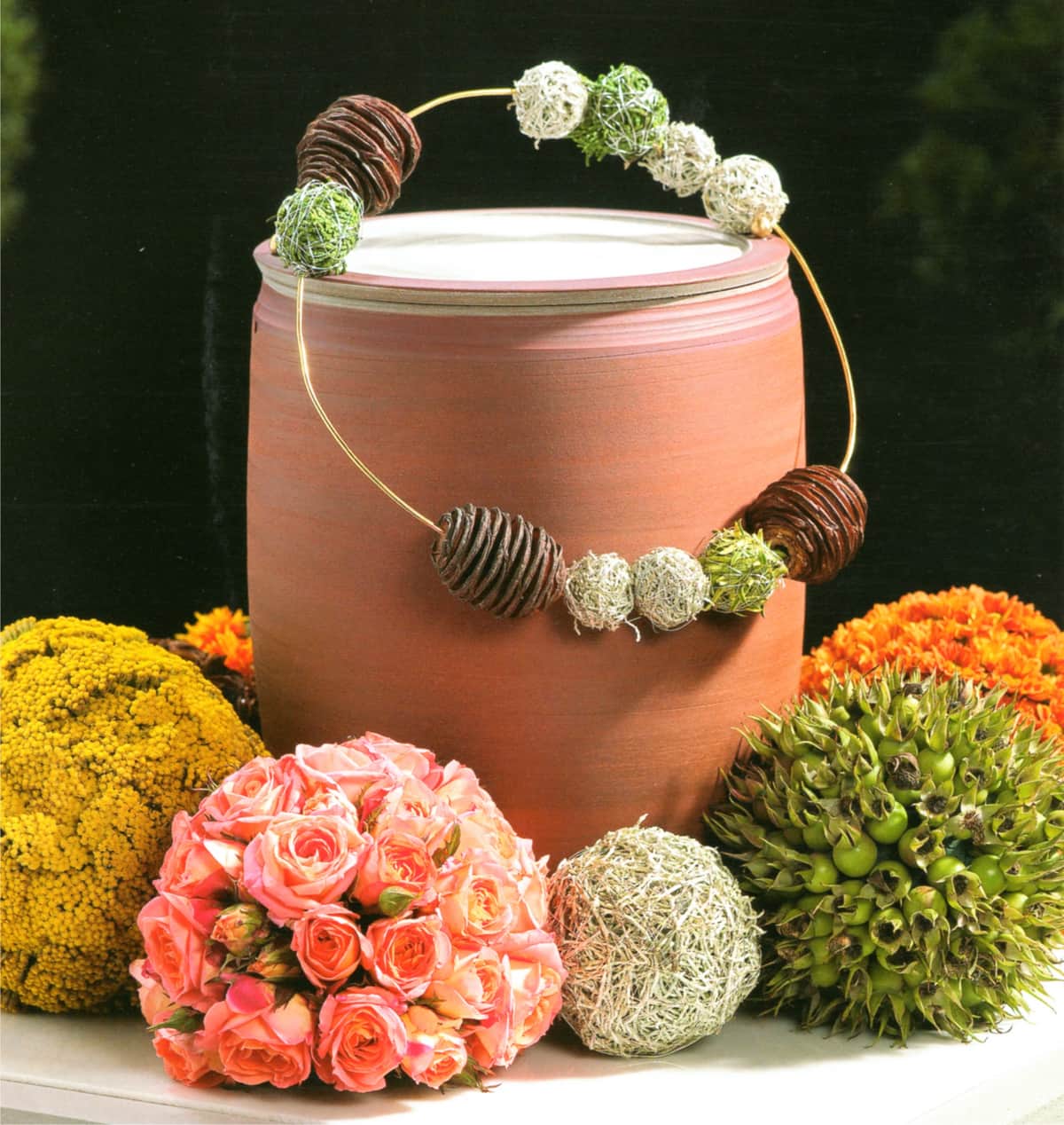 Urnenschmuck mit dekorativen Kugeln