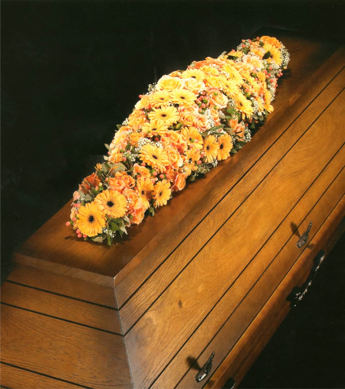 Sargdecke in Orange mit Gerbera und Rosen