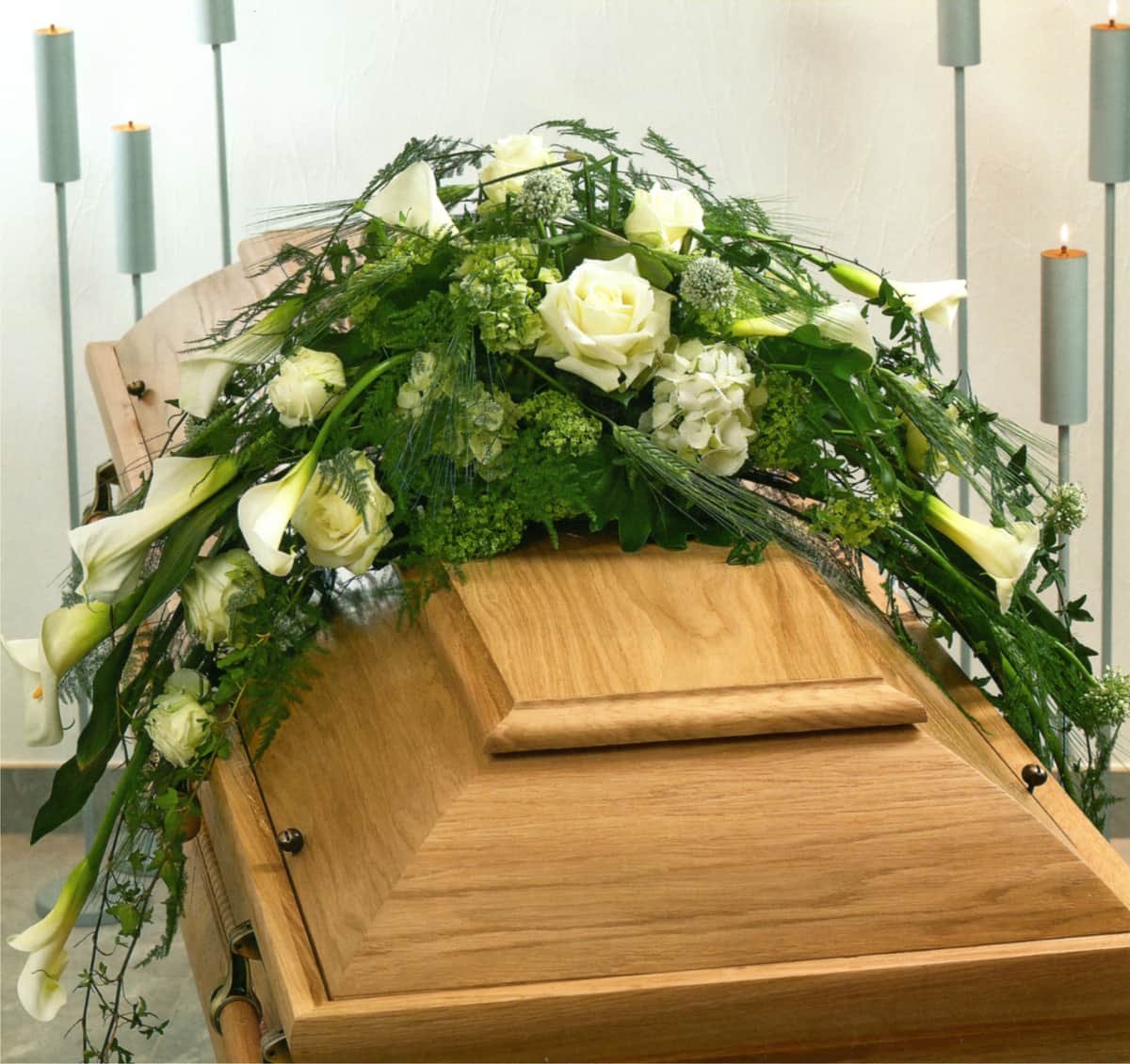 Sargschmuck mit weißen Rosen und Calla