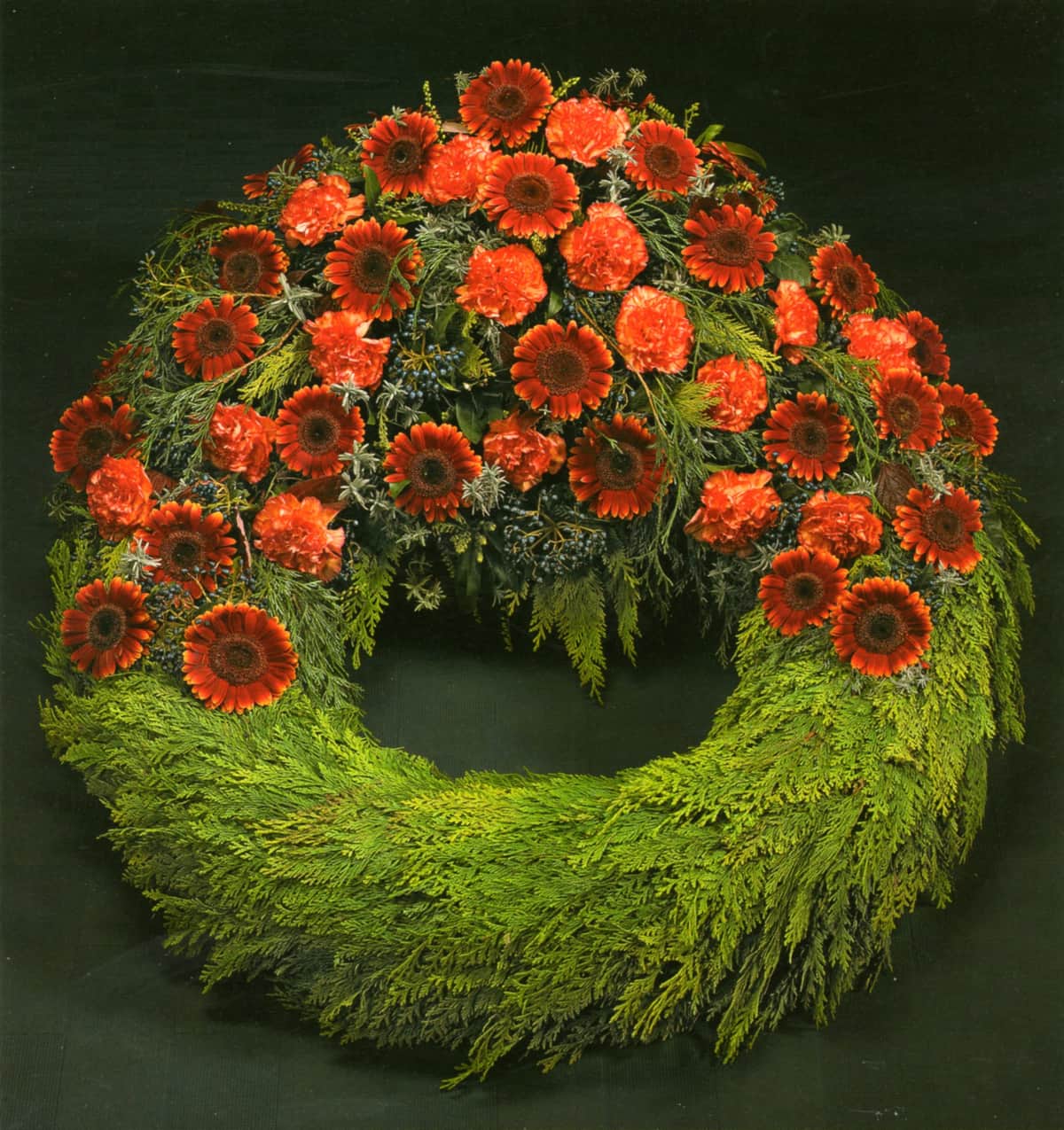 Kopfgarnierter Trauerkranz mit roten Gerbera