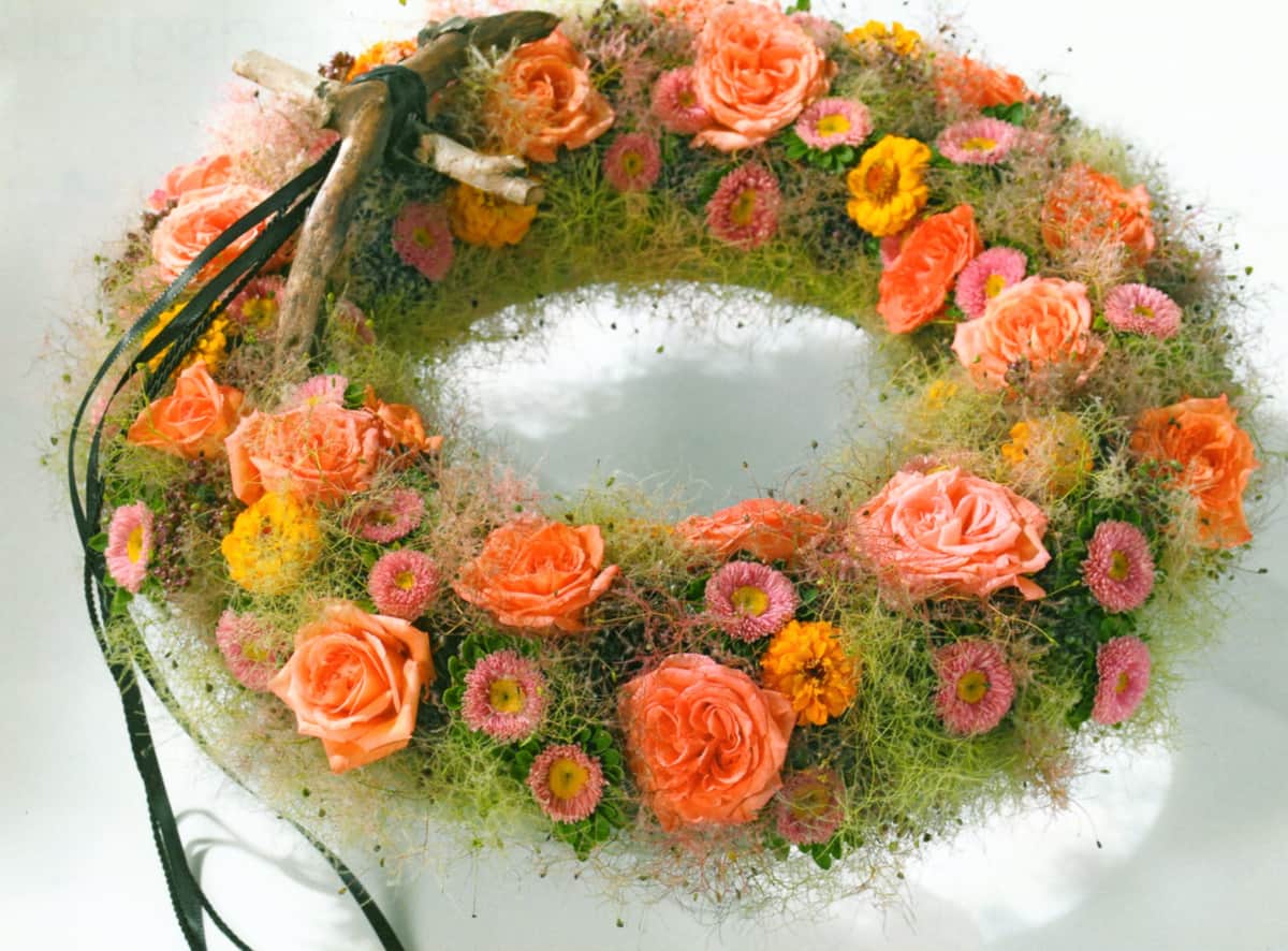 Trauerkranz in Apricot mit Rosen
