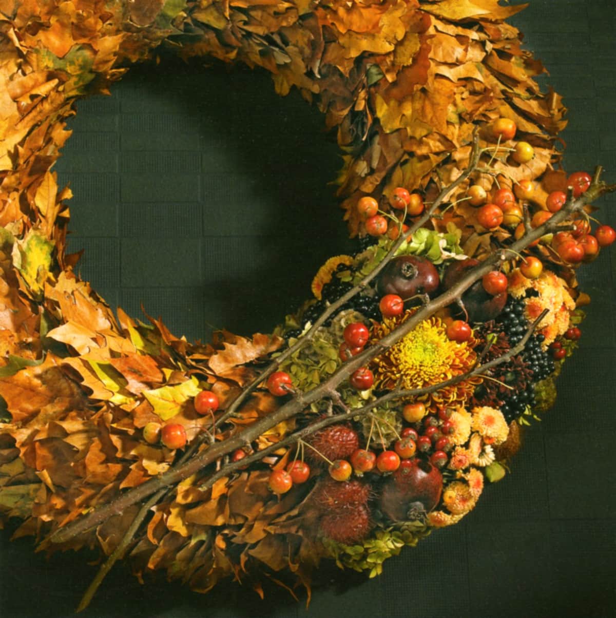 Herbstlicher Trauerkranz mit Laub und Beeren