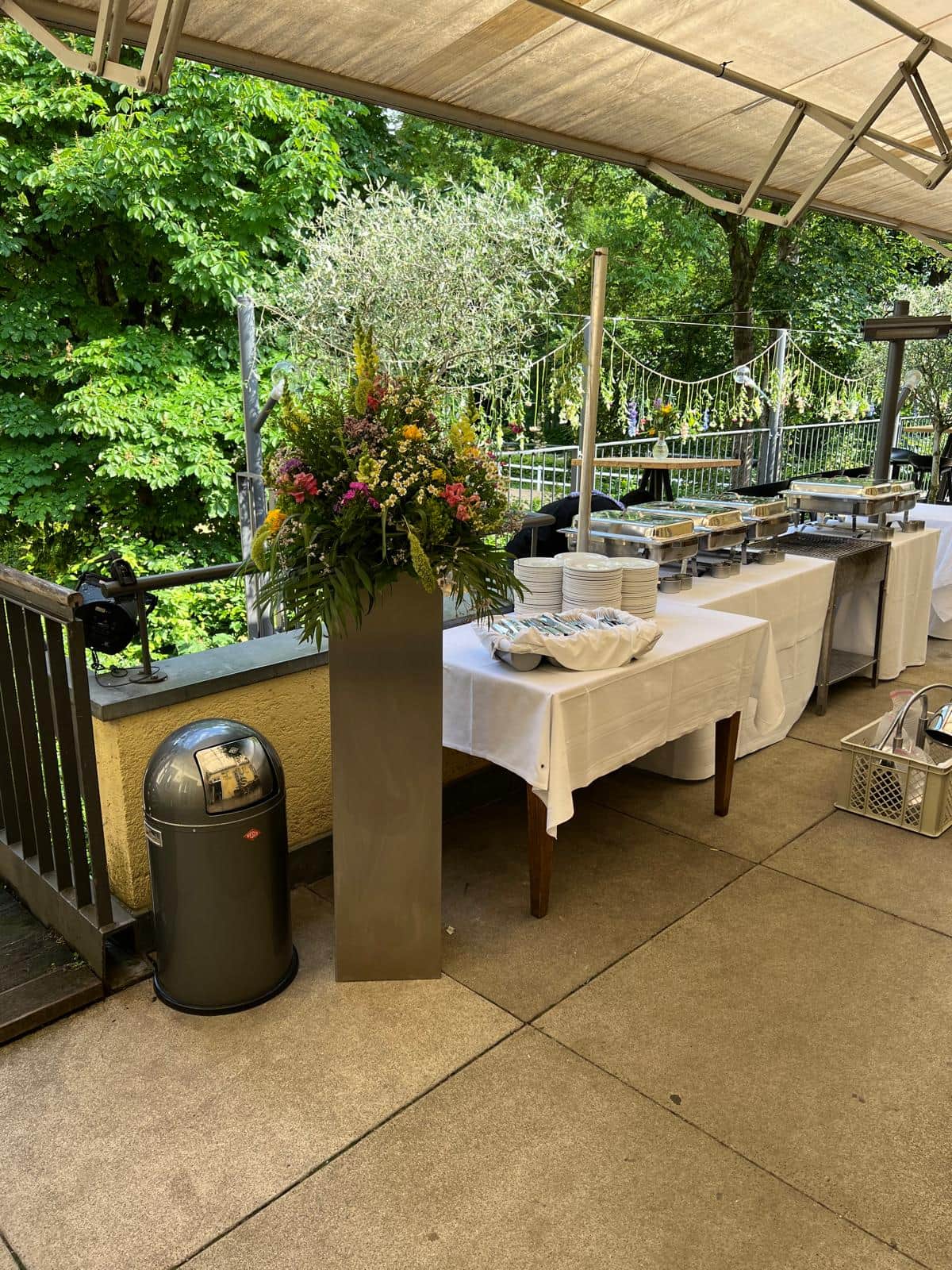 Blumengesteck beim Sommerevent einer Münchner Filmproduktion (2/22)