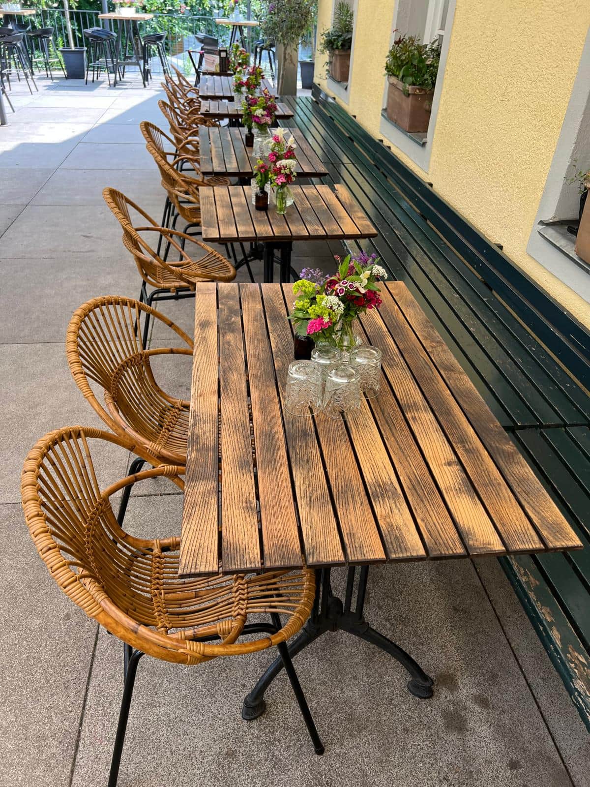 Blumengesteck beim Sommerevent einer Münchner Filmproduktion (3/22)