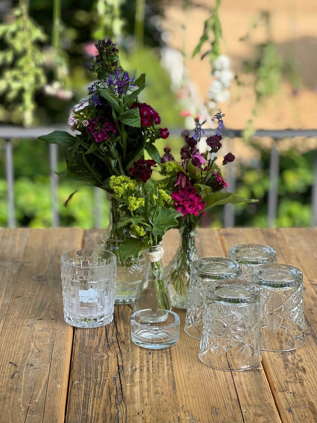 Blumengesteck beim Sommerevent einer Münchner Filmproduktion (6/22)