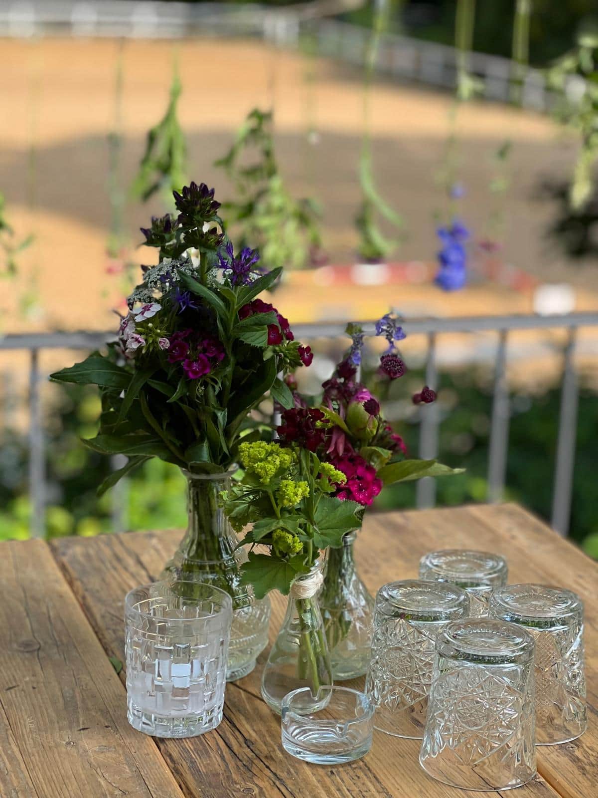 Blumengesteck beim Sommerevent einer Münchner Filmproduktion (7/22)