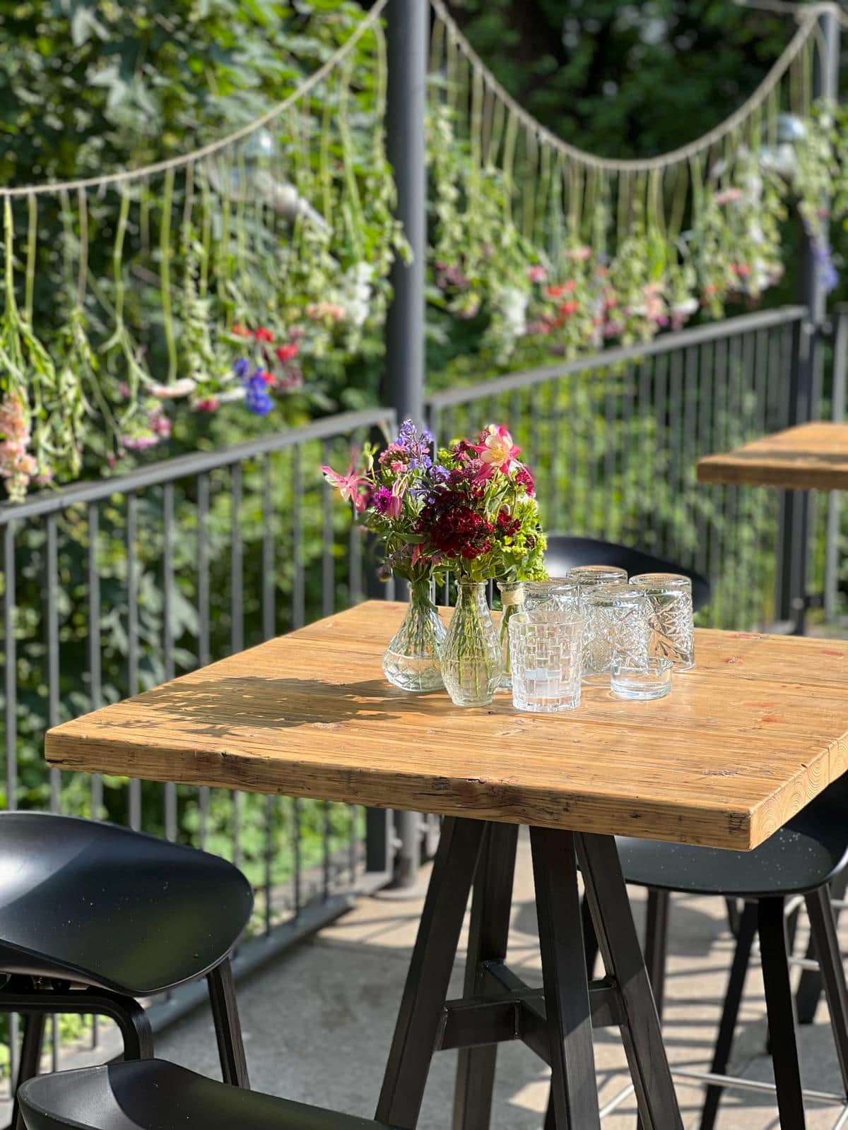 Blumengesteck beim Sommerevent einer Münchner Filmproduktion (8/22)