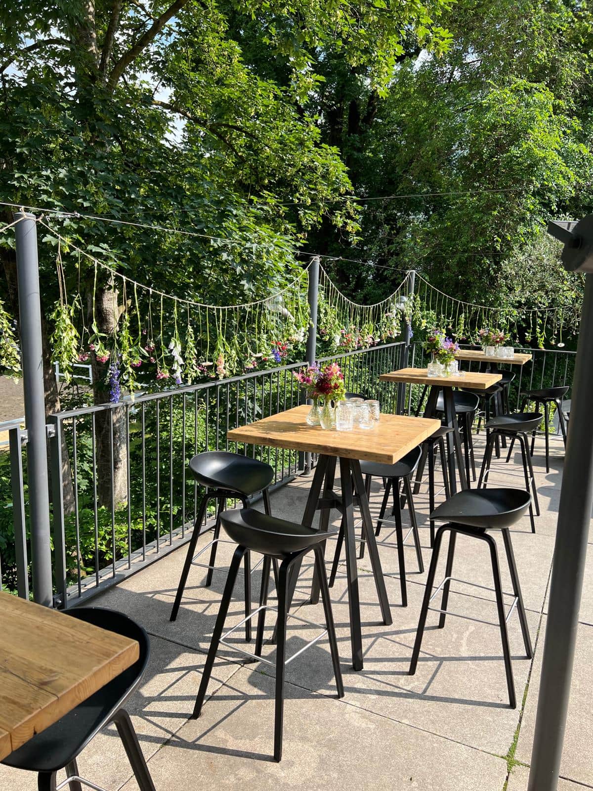 Blumengesteck beim Sommerevent einer Münchner Filmproduktion (9/22)