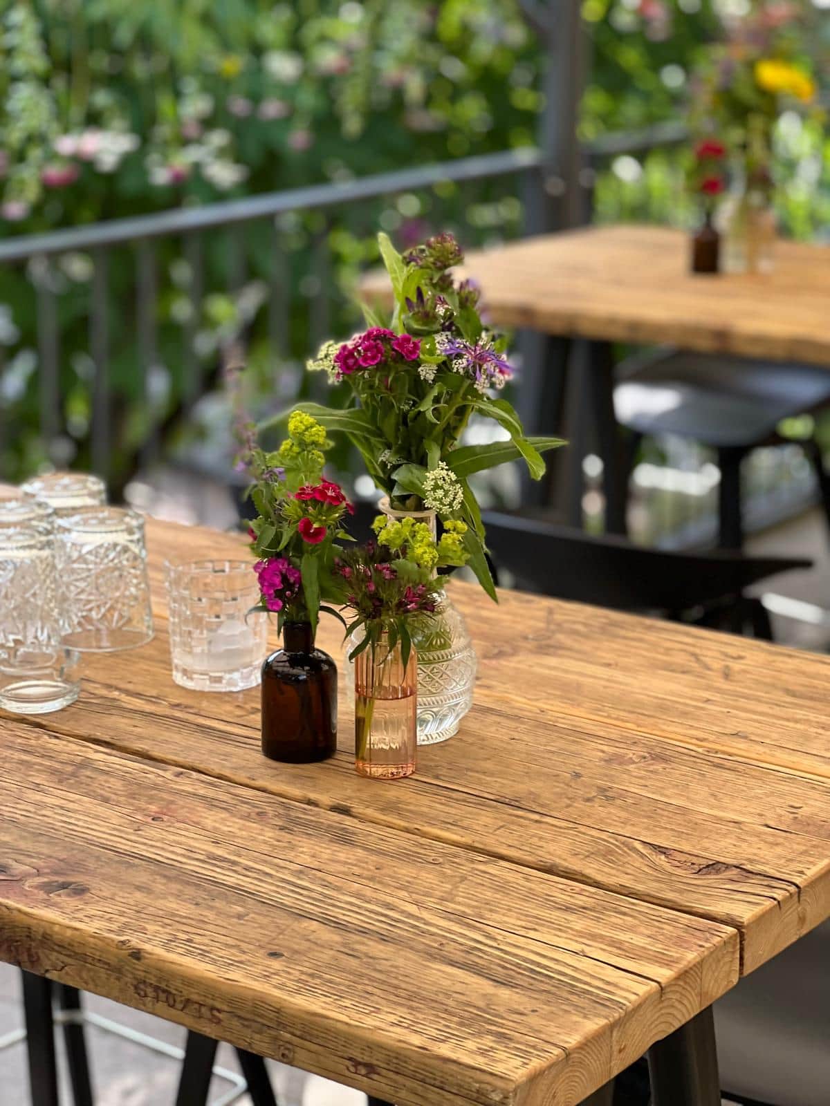 Blumengesteck beim Sommerevent einer Münchner Filmproduktion (14/22)