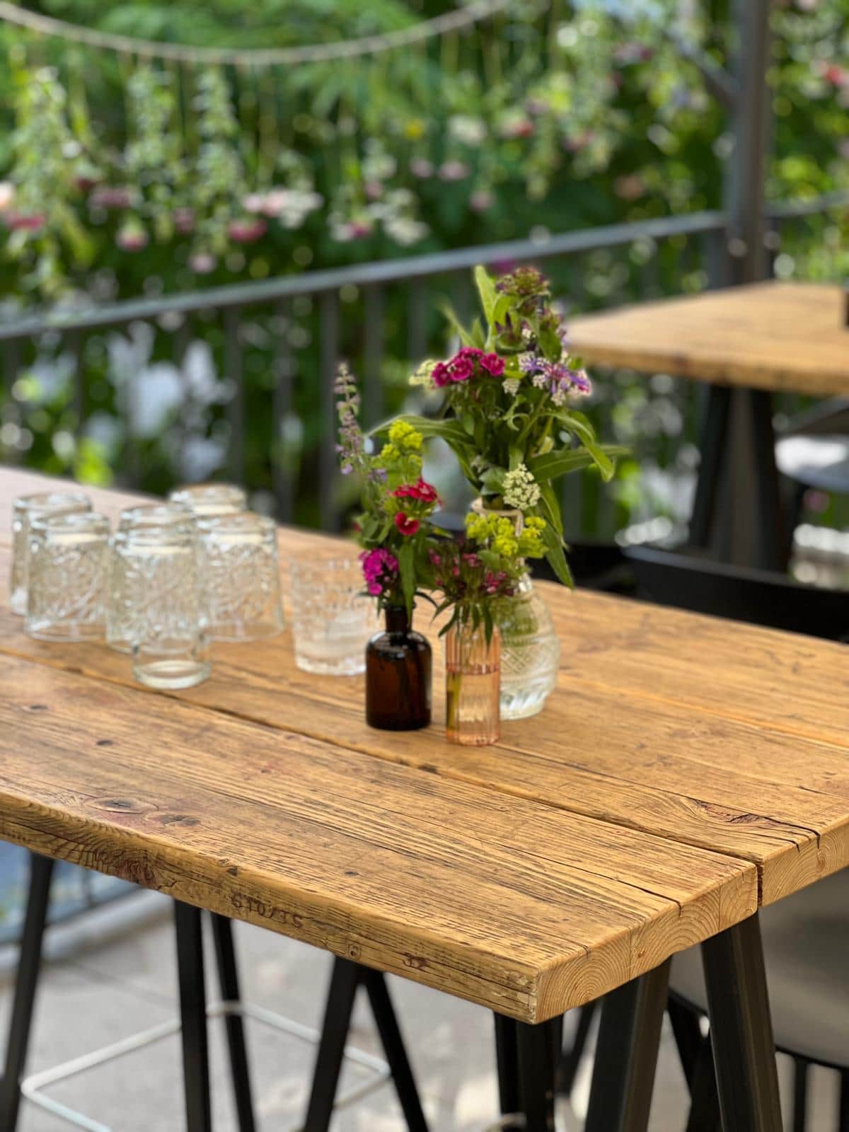 Blumengesteck beim Sommerevent einer Münchner Filmproduktion (15/22)