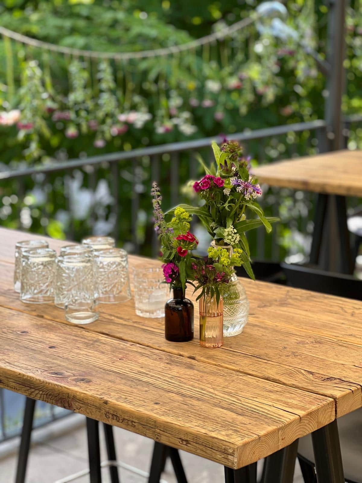 Blumengesteck beim Sommerevent einer Münchner Filmproduktion (16/22)