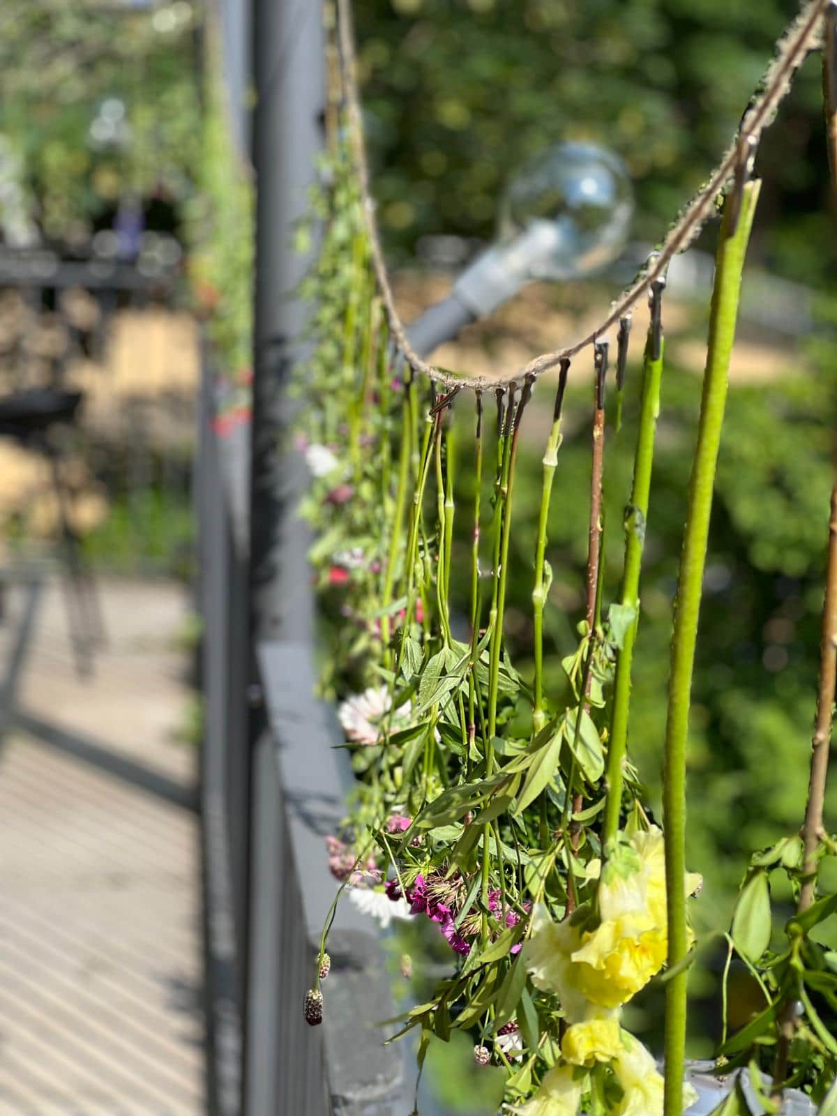 Blumengesteck beim Sommerevent einer Münchner Filmproduktion (17/22)