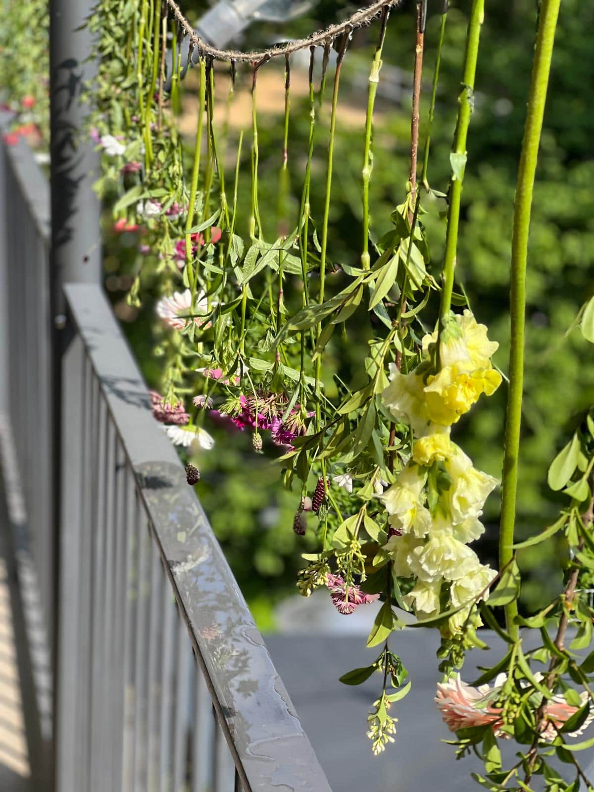 Blumengesteck beim Sommerevent einer Münchner Filmproduktion (18/22)