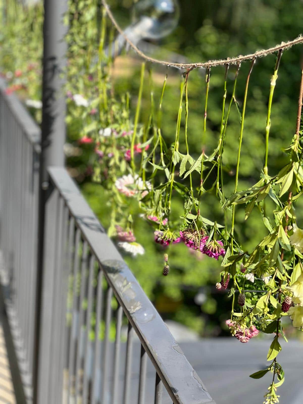 Blumengesteck beim Sommerevent einer Münchner Filmproduktion (19/22)