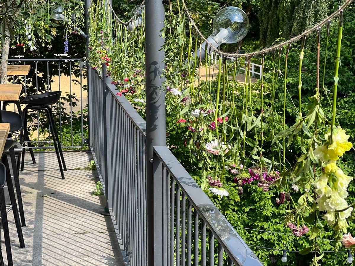 Blumengesteck beim Sommerevent einer Münchner Filmproduktion (20/22)