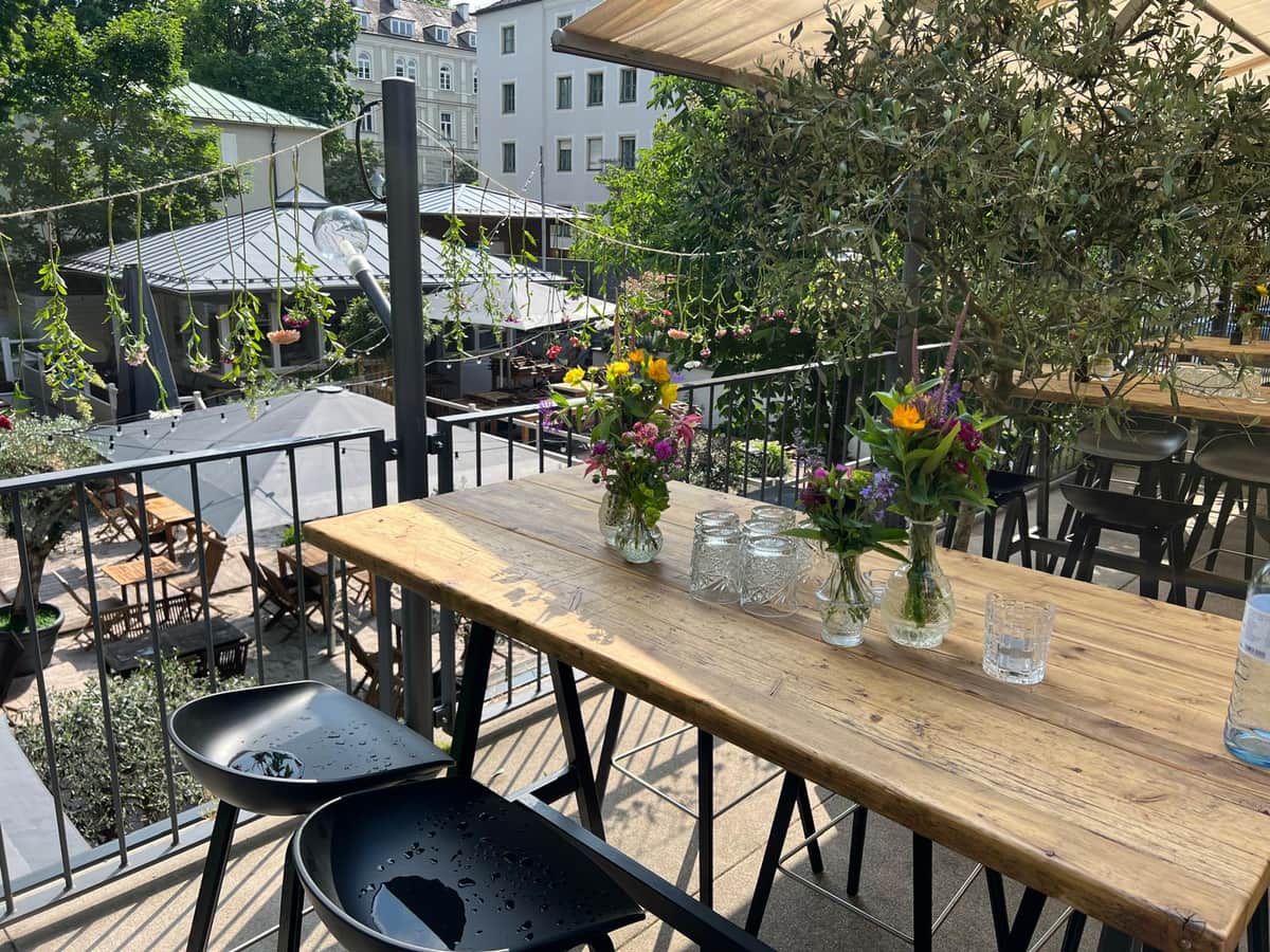 Blumengesteck beim Sommerevent einer Münchner Filmproduktion (21/22)