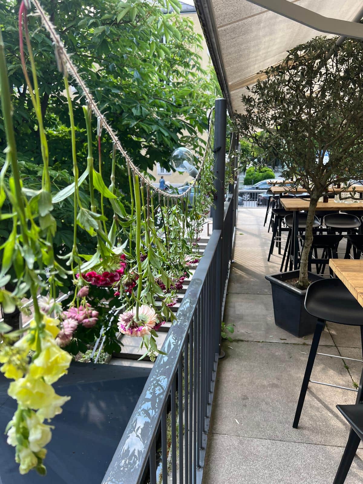 Blumengesteck beim Sommerevent einer Münchner Filmproduktion (22/22)
