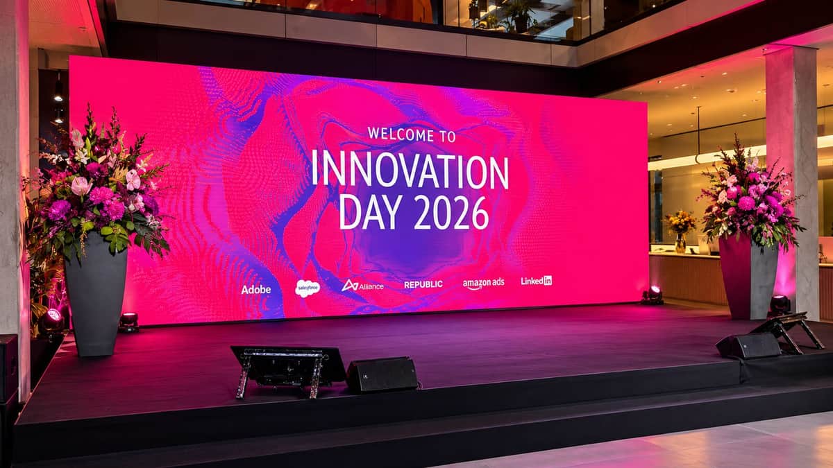 Moderne Blumenarrangements in Magenta und Burgunder beim Innovation Day im House of Communication München (4/8)