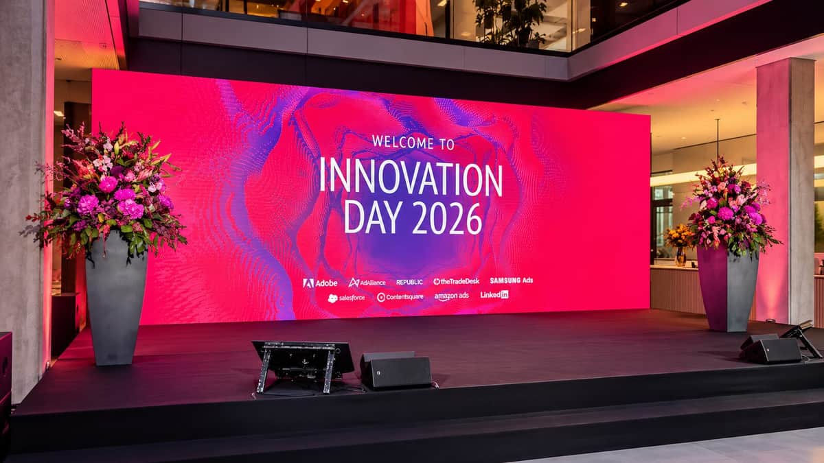 Moderne Blumenarrangements in Magenta und Burgunder beim Innovation Day im House of Communication München (5/8)