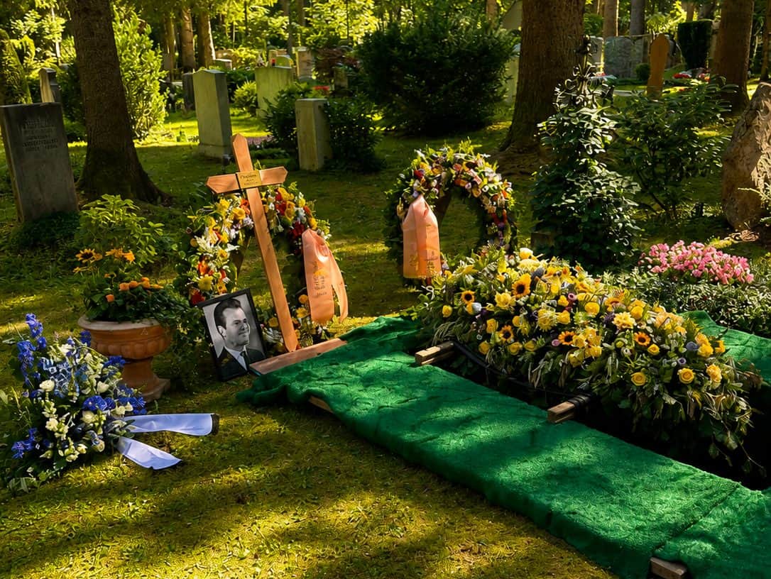 Trauerfeier mit sommerlicher Blumendeko am Grab in Grünwald (1/2)