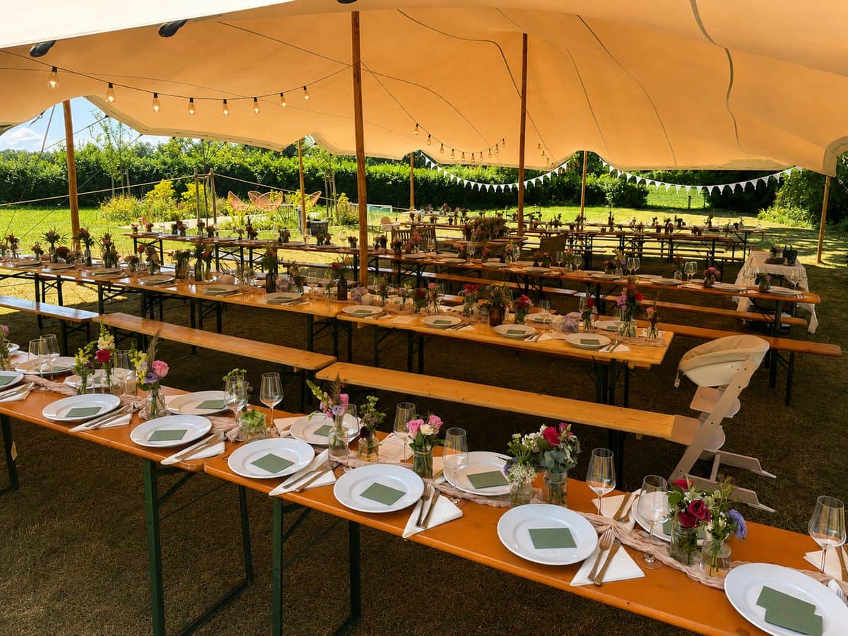 Blumendeko bei einer Gartenhochzeit am Ammersee (1/5)