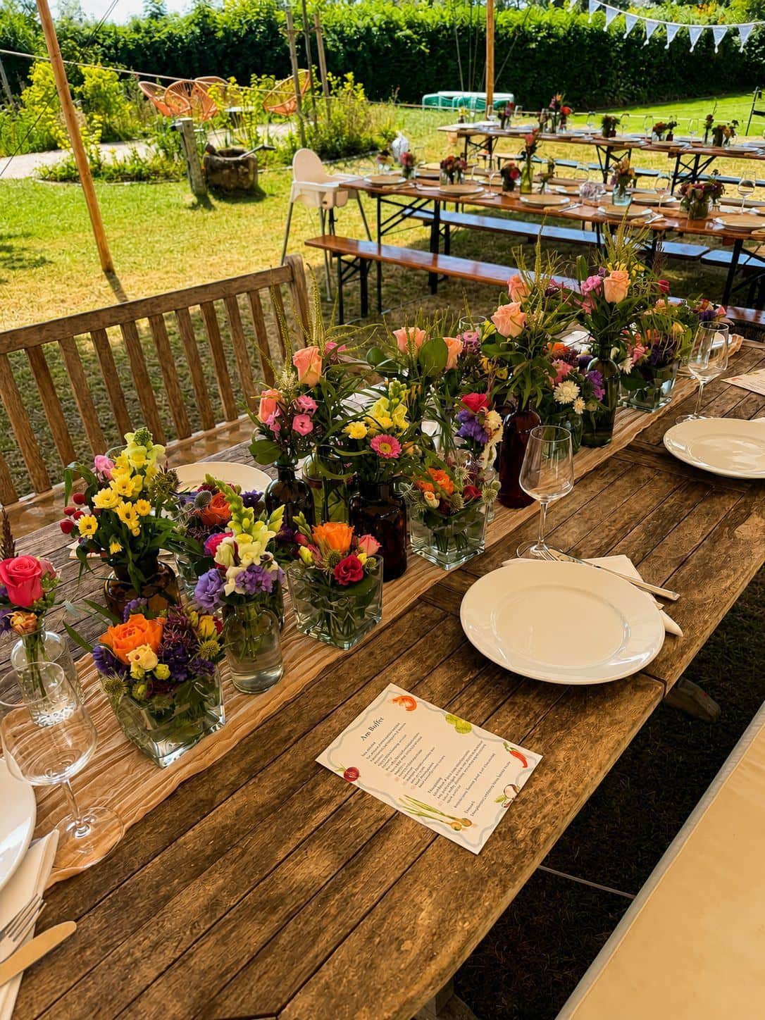 Blumendeko bei einer Gartenhochzeit am Ammersee (2/5)