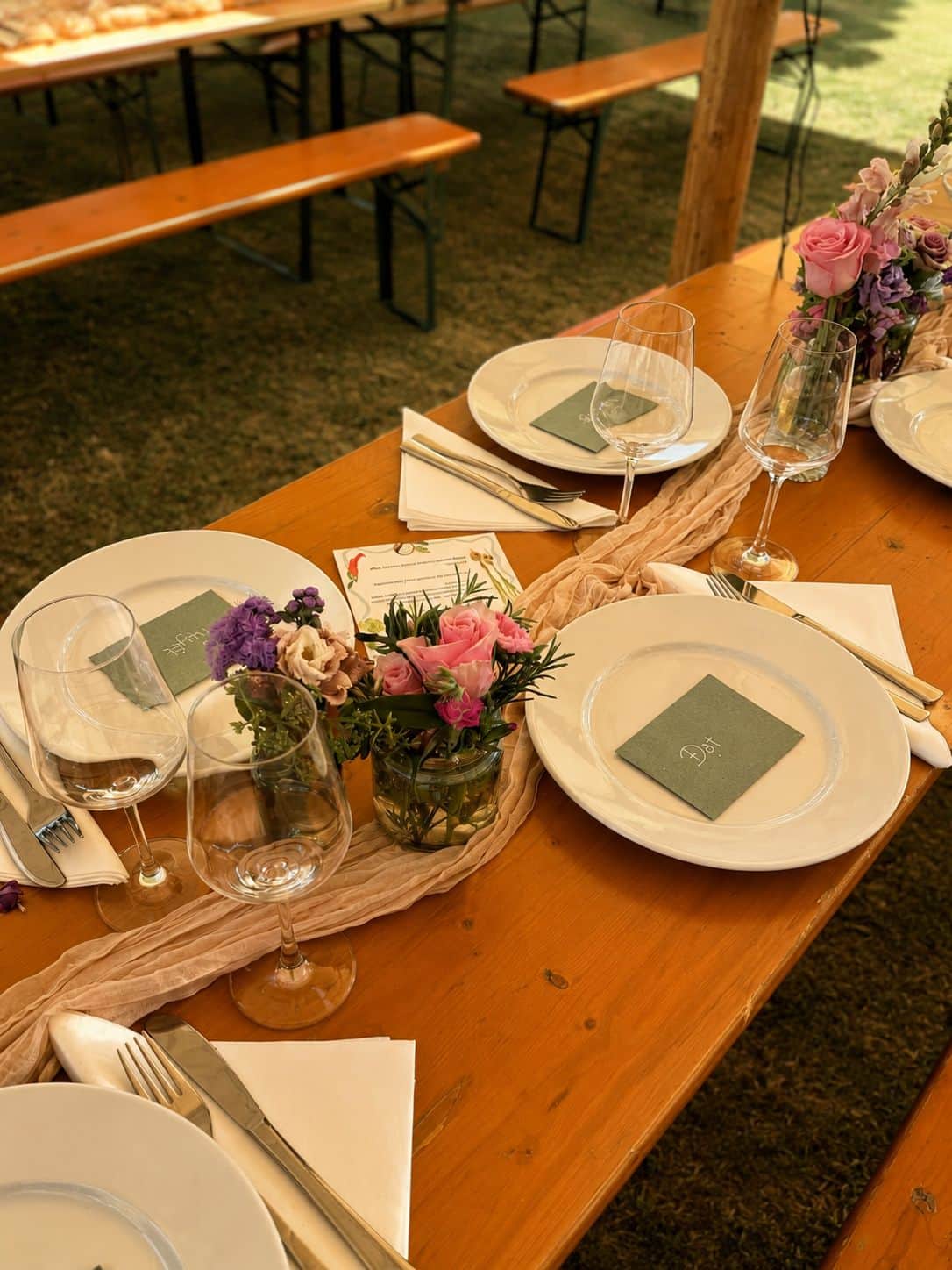 Blumendeko bei einer Gartenhochzeit am Ammersee (3/5)