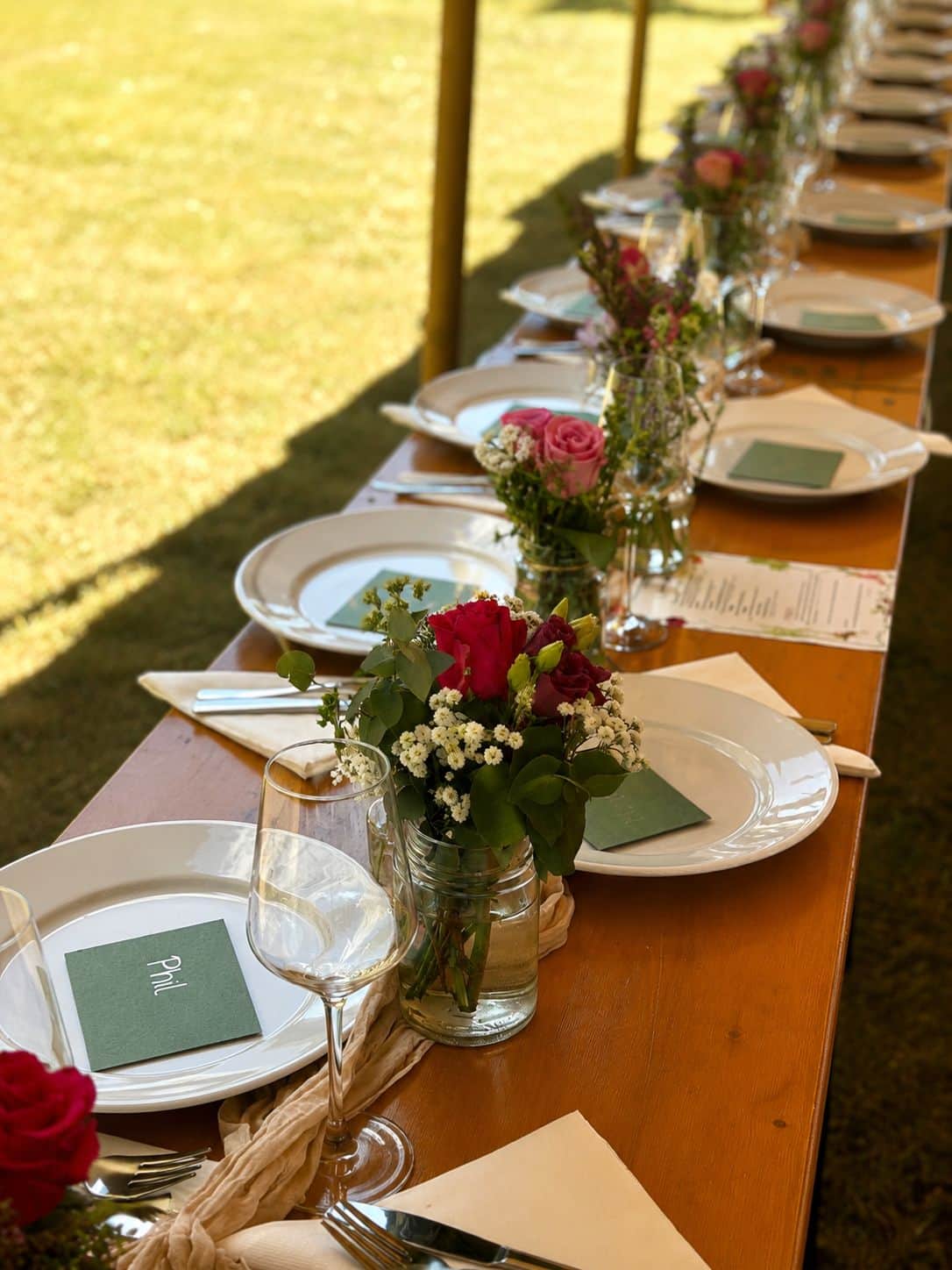 Blumendeko bei einer Gartenhochzeit am Ammersee (4/5)