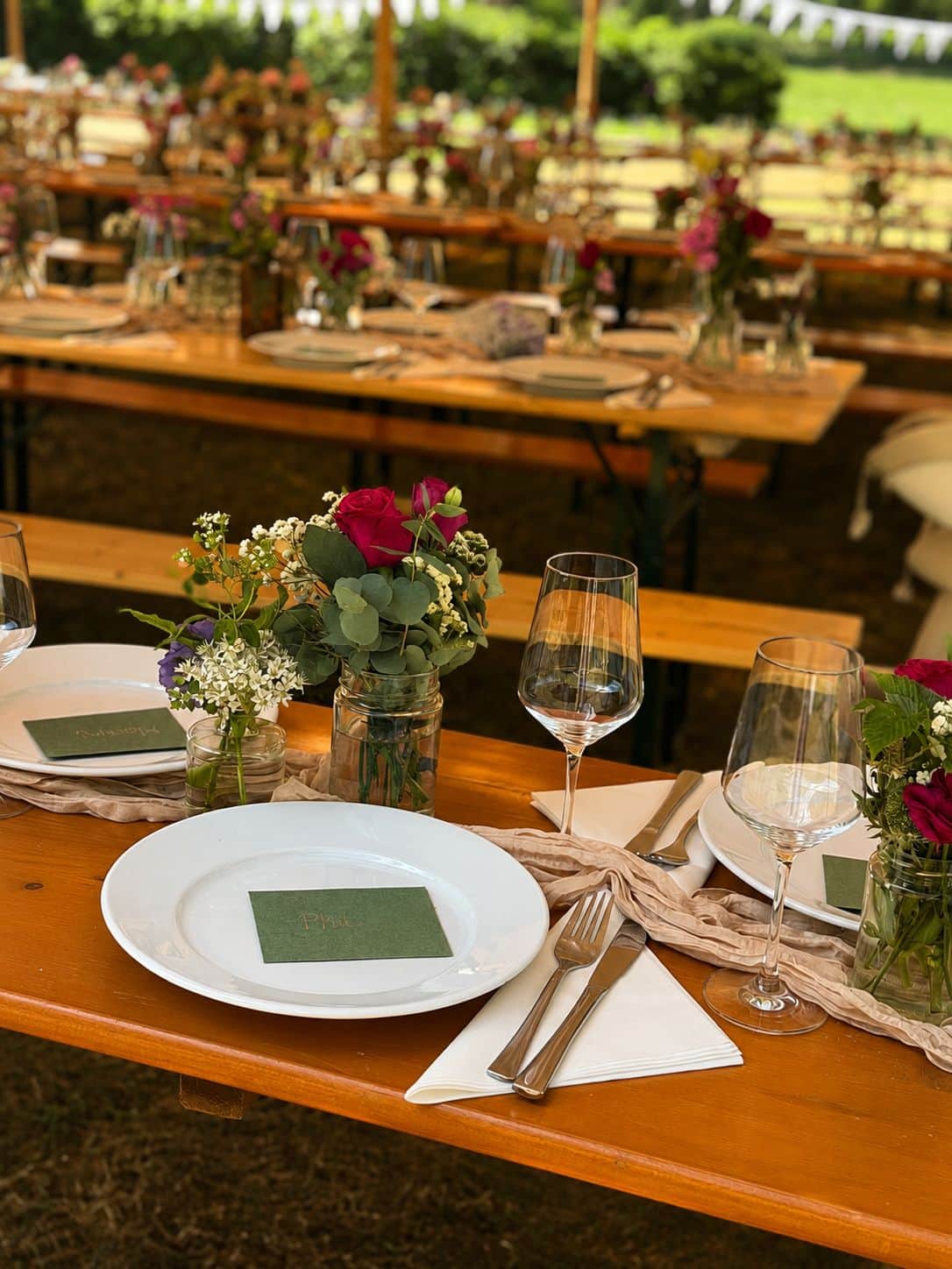 Blumendeko bei einer Gartenhochzeit am Ammersee (5/5)