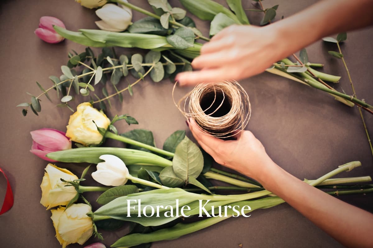 Blumen-Workshop - Hände binden einen Strauß in unserem Laden