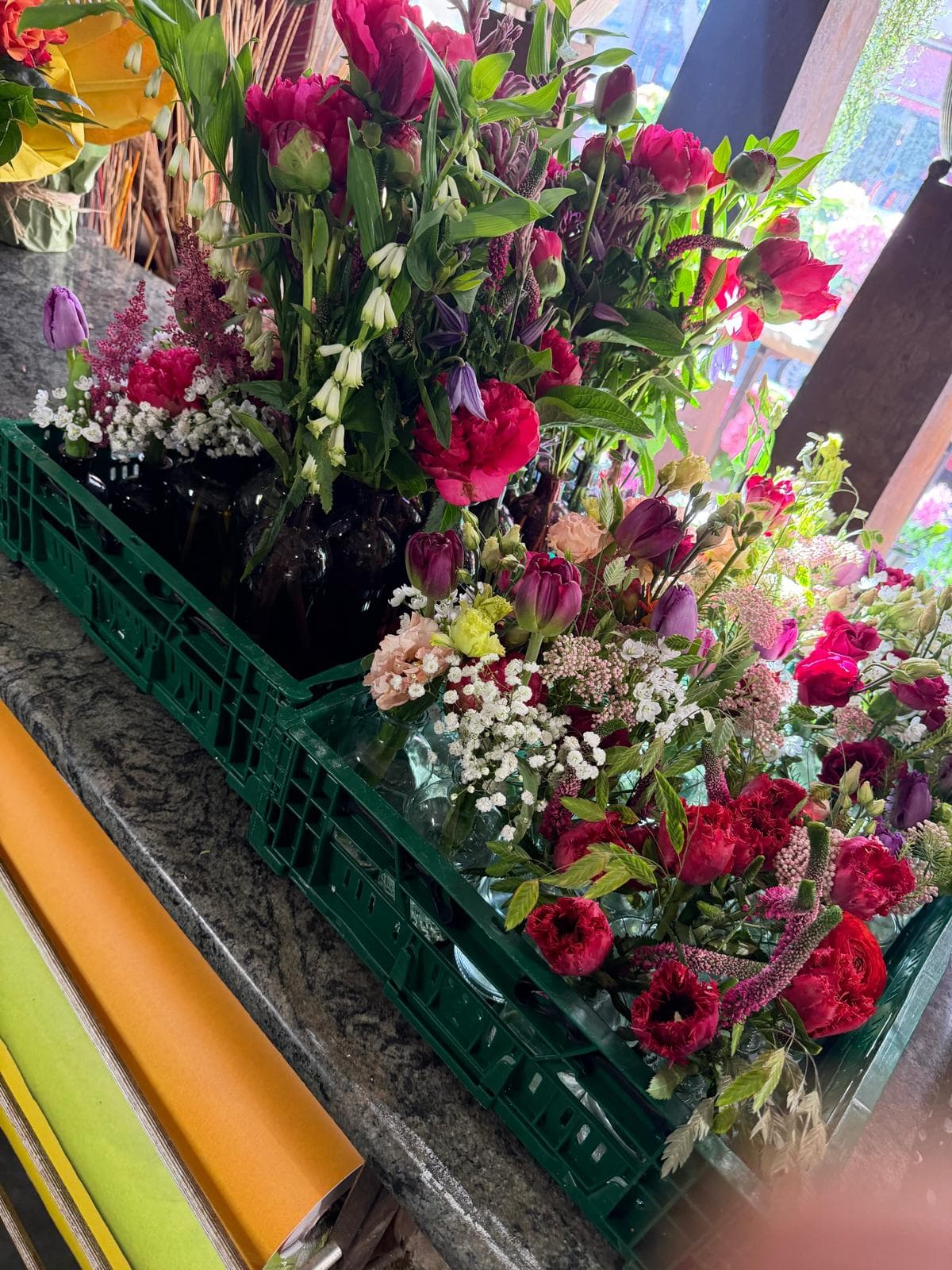 Blumenstrauß im Transportkarton
