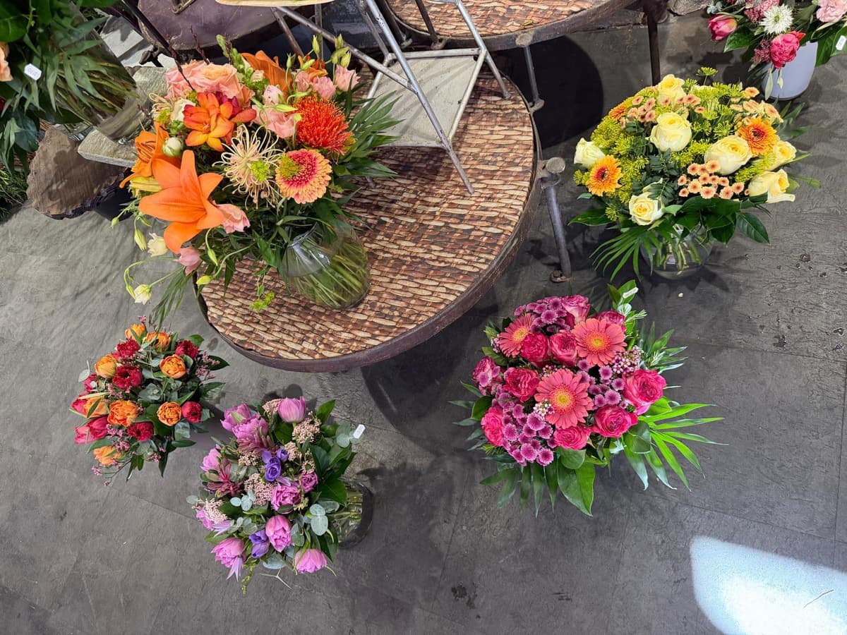 Blumenstrauß wird für den Transport vorbereitet
