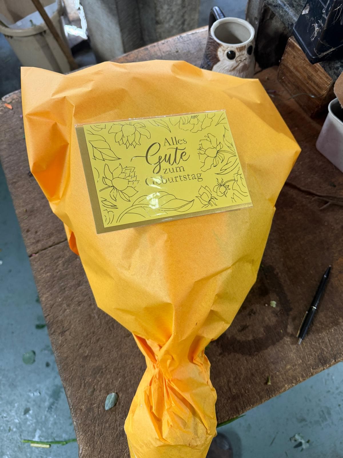 Strauß in Papier verpackt für die Lieferung