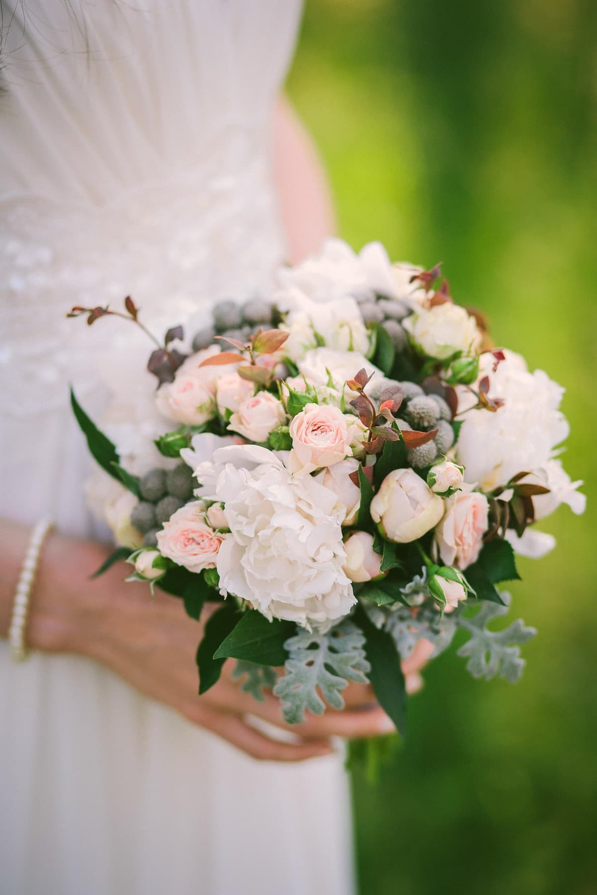 Aufgelockerter Brautstrauß mit rosa und weißen Blüten